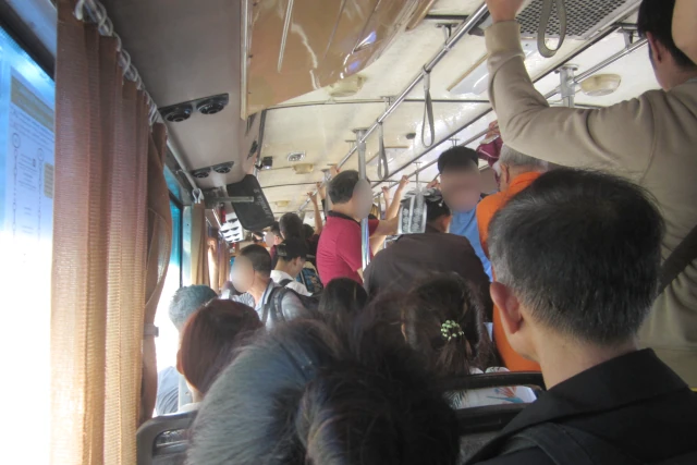 ドンムアン空港行き路線バスの混雑した車内