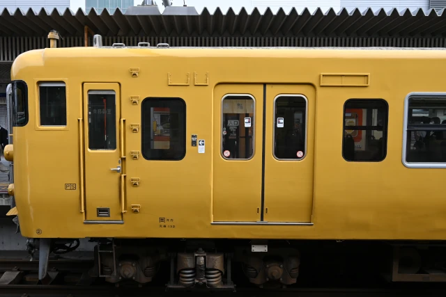 姫路駅に停まる黄色の113系電車