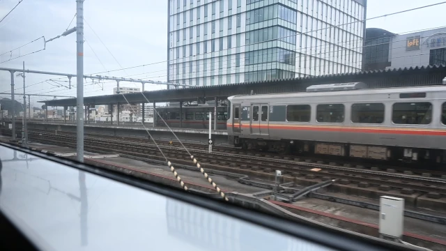 姫路駅出発後の車窓。姫新線の気動車が見える