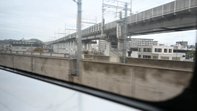 姫路駅出発後の車窓。新幹線の高架が見える