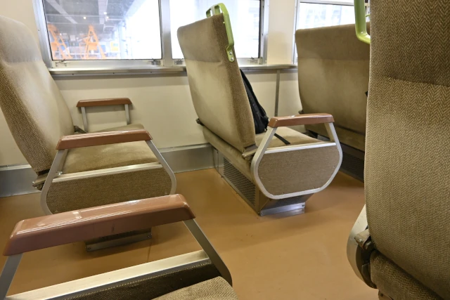 山陽本線の黄色い電車の車内