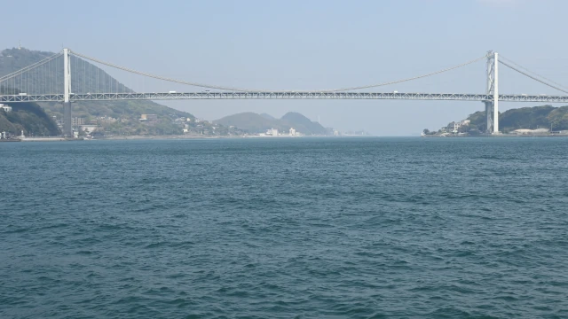 船から見た関門橋