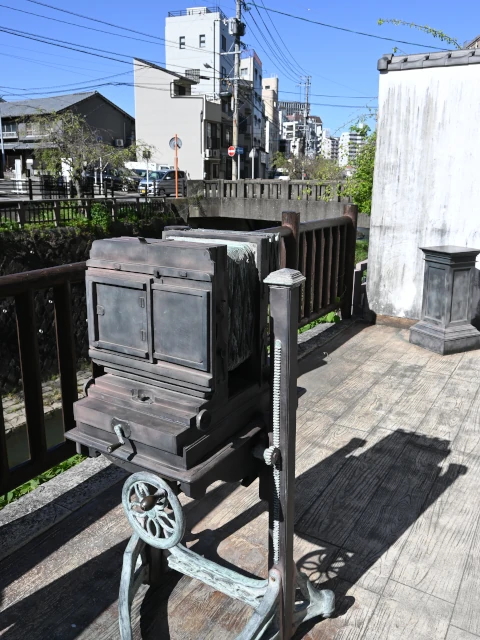 上野撮影局跡の龍馬の肖像写真と同じ構図で記念写真が撮れるモニュメント