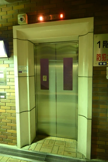 グラバースカイロード1階のエレベーター扉