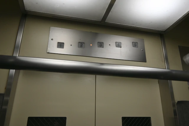 グラバースカイロード斜行エレベーター内部の階表示ランプ