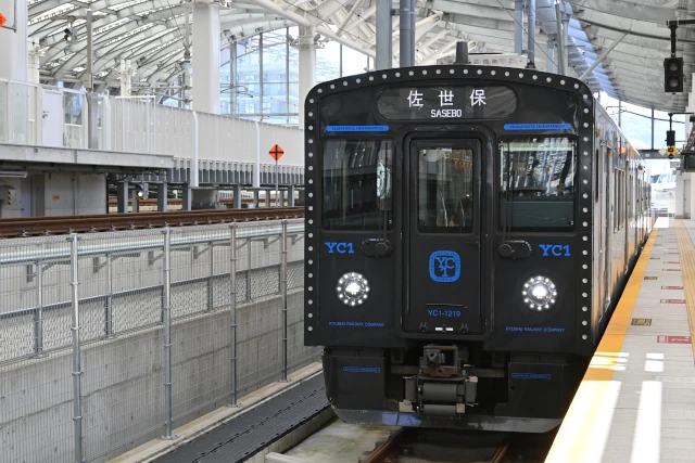 長崎駅に停車中の佐世保行き列車YC1
