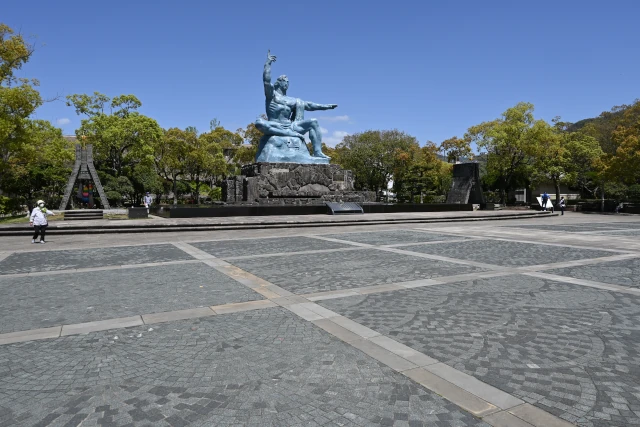 平和公園式典広場と平和祈念像