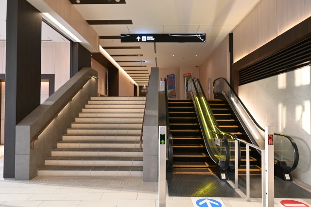 諫早駅の短いエスカレーターと階段