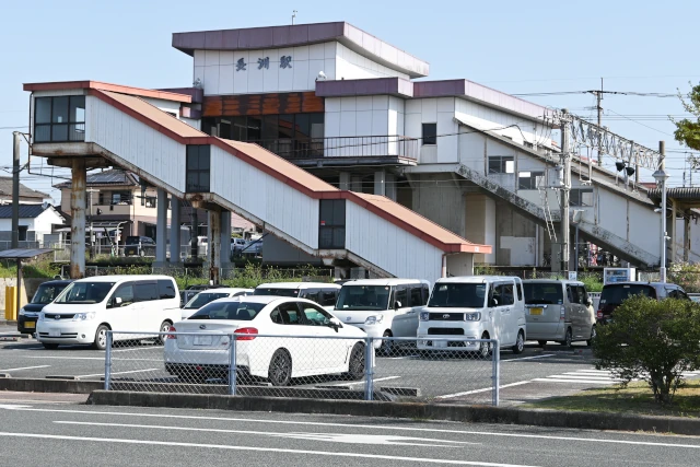 長洲駅駅舎と手前の駐車場
