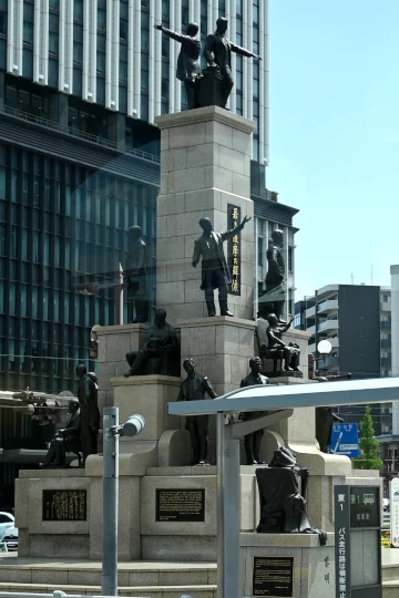 鹿児島中央駅前の「若き薩摩の群像」をバスの車窓から見たところ
