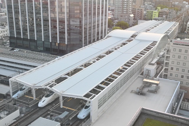 鹿児島中央駅新幹線ホームの屋根と車中の新幹線車両