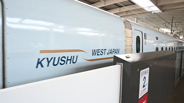 熊本駅に入線するN700系「みずほ」の連結部付近