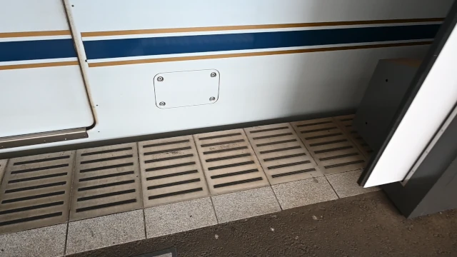 熊本駅に入線するN700系「みずほ」の車体下の方とホーム