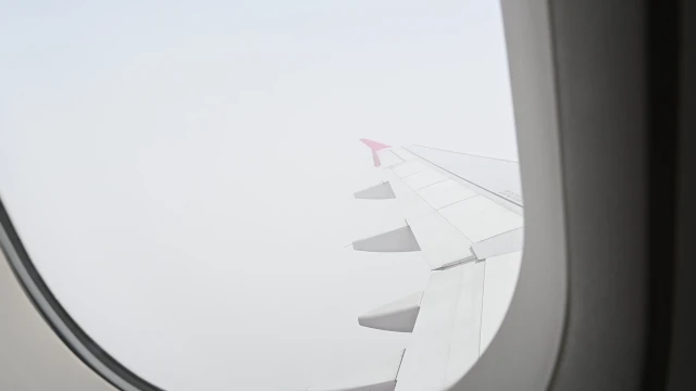 雲の中を進む飛行機からの眺め
