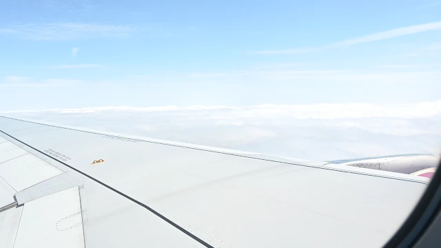 飛行機からの眺め、雲の上に出たところ