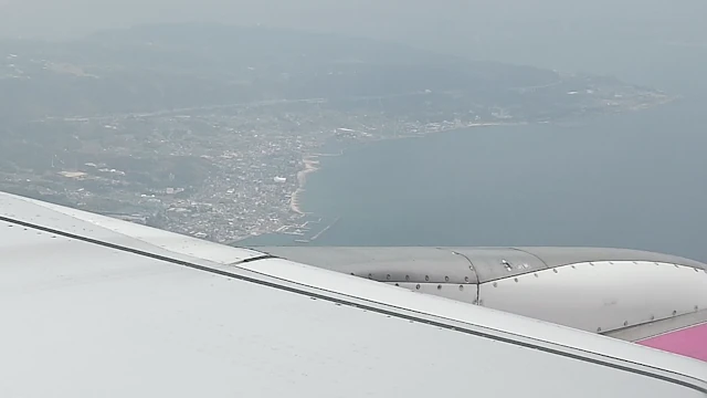 淡路島東側海上を飛行する機内からの眺め