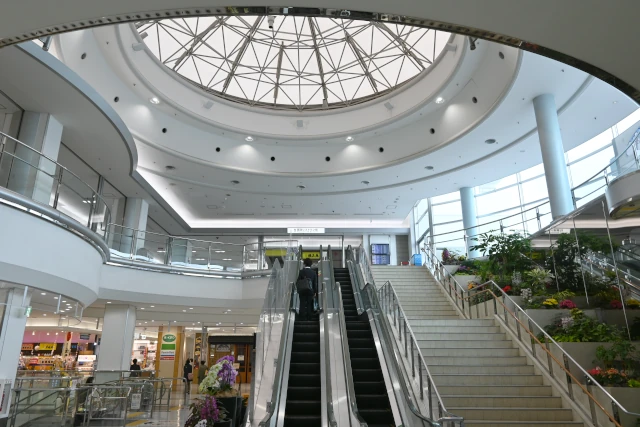 鹿児島空港のエスカレーターと天窓