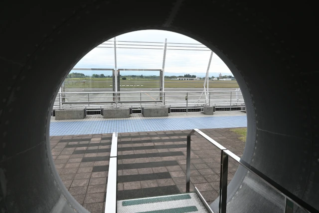 鹿児島空港展望デッキのB747-300用ノーズカウルの中からの景色