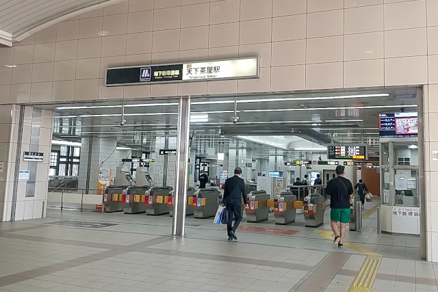 Osaka Metro天下茶屋駅の改札付近風景