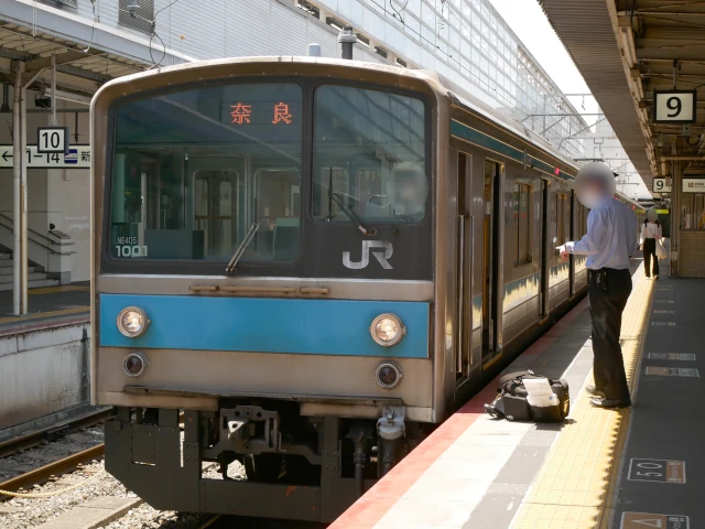 京都駅9番のりばに停車中の奈良線列車