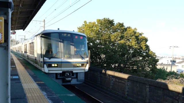 比叡山坂本駅ホームに入る京都行き普通列車