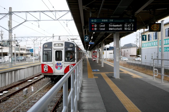 三河田原駅のホームと列車