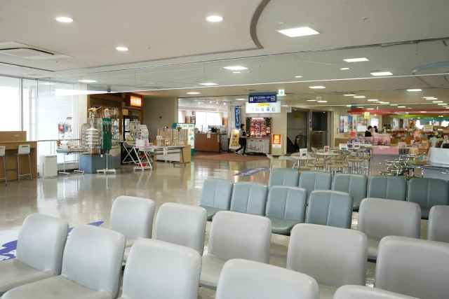 鳥羽港フェリーターミナル2階に並ぶ椅子