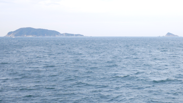伊勢湾フェリーから見た大築海島と小築海島