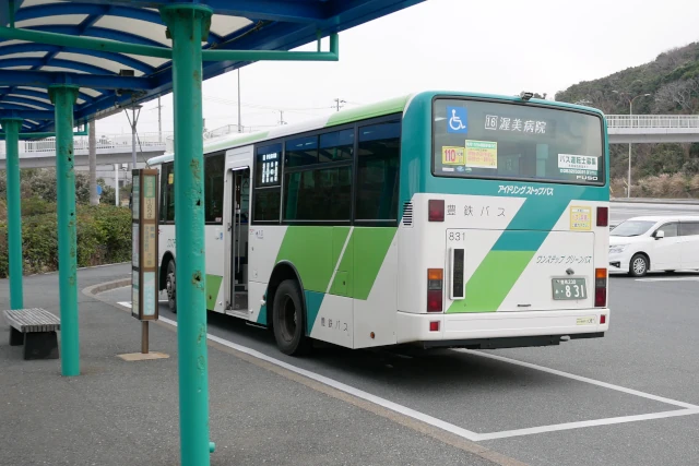 伊良湖岬バス停に停車中の路線バス