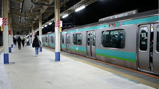 南千住駅停車中の常磐線車両