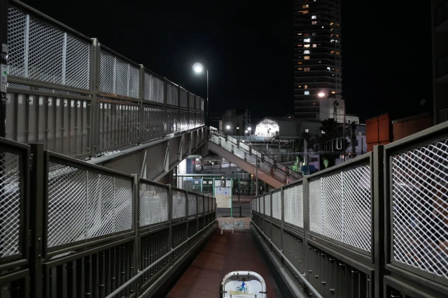 南千住駅南側の歩道橋を渡ったところ