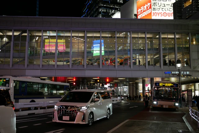 渋谷駅の外から少しだけ見える明日の神話