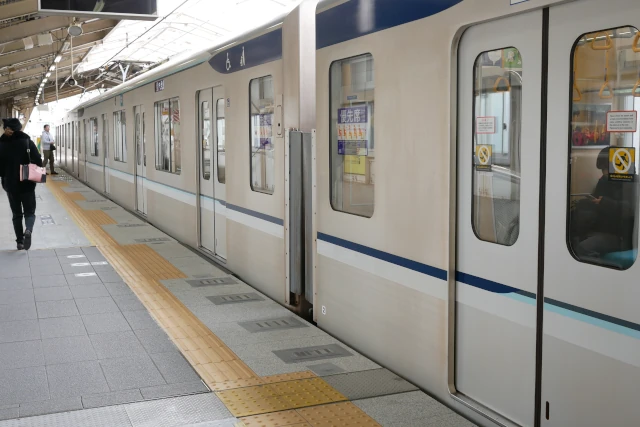 日比谷線南千住駅に停車中の車両