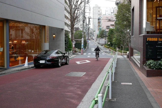 表参道駅付近の街と高級車