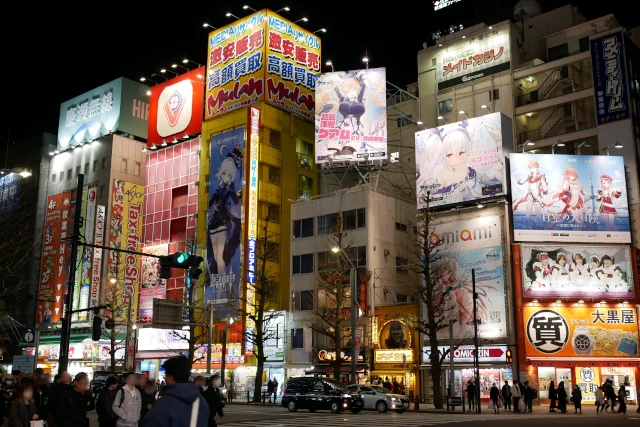 アキバの夜景（ソシャゲの宣伝看板とビル）