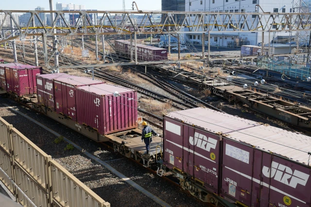 南千住駅の歩道橋から見える貨物列車