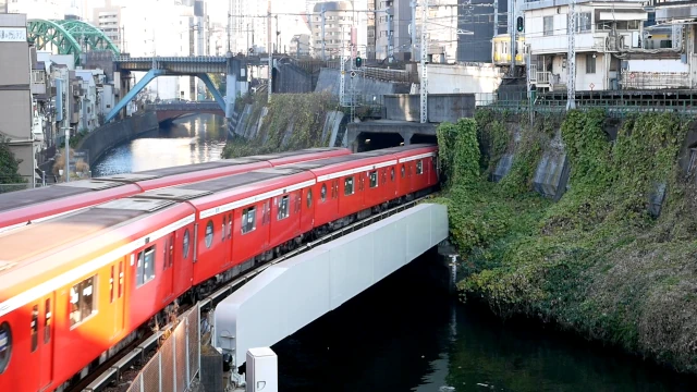 御茶ノ水駅付近の丸ノ内線が見えるスポット