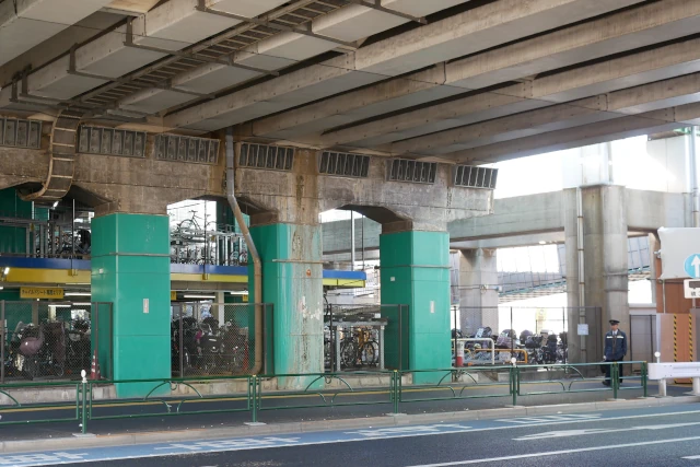 綾瀬駅付近の高架線路を下から見る