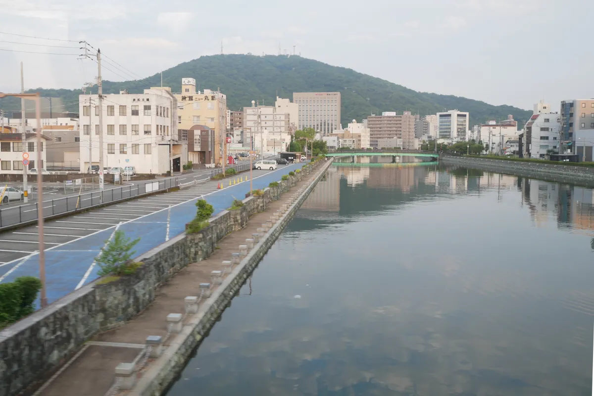 新町川を渡る牟岐線からの車窓