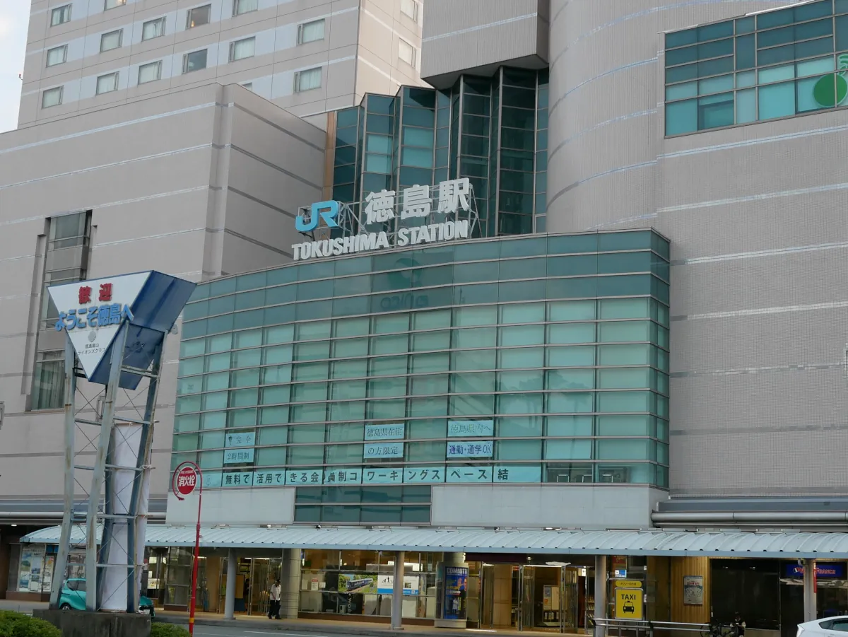 早朝の徳島駅入口付近の外観