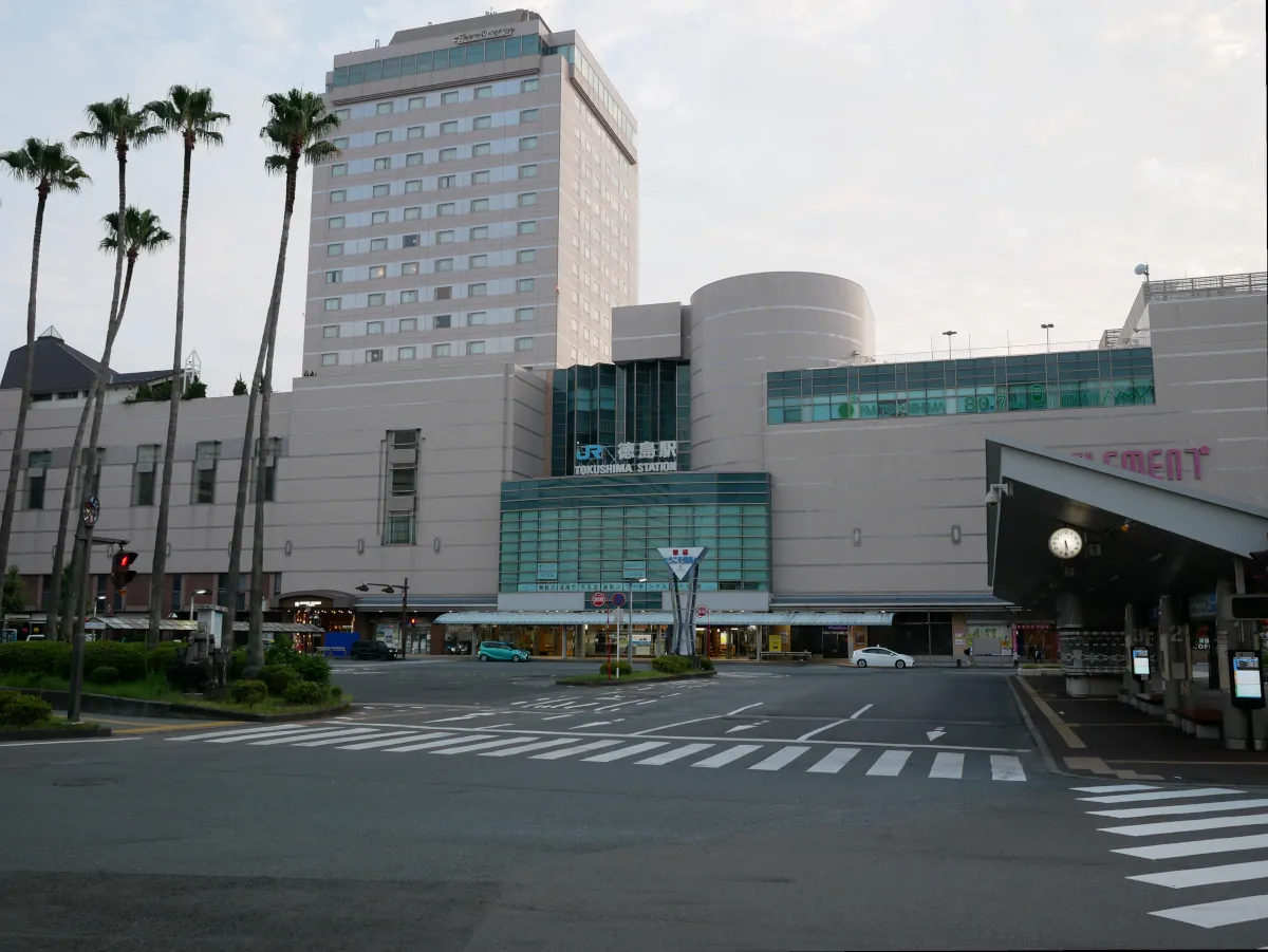 早朝の徳島駅前