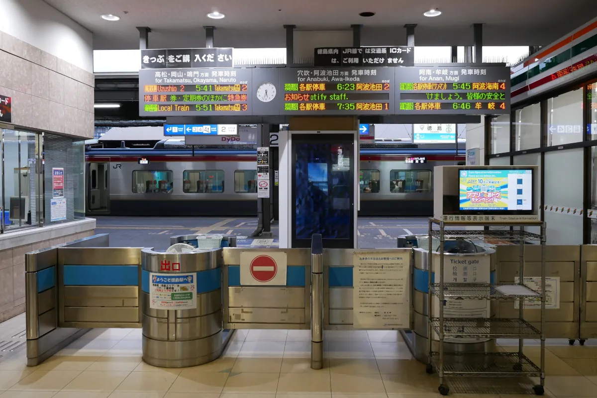 早朝の徳島駅の改札付近