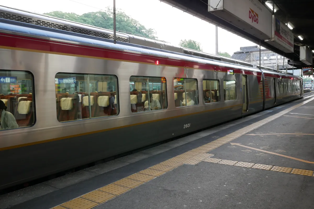 徳島駅2番のりば停車中の特急うずしお2600系