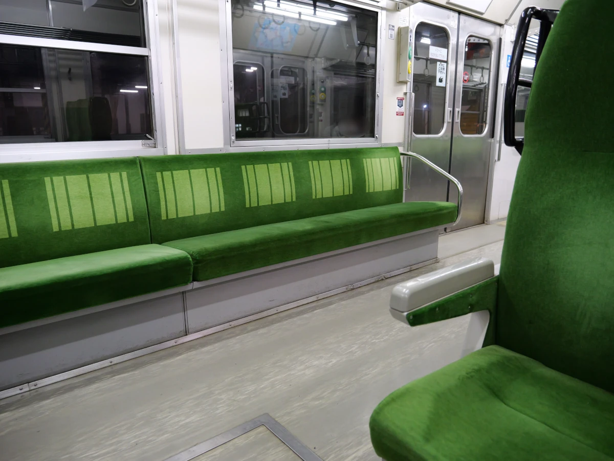 1000形気動車のクロスシートからロングシートを撮影