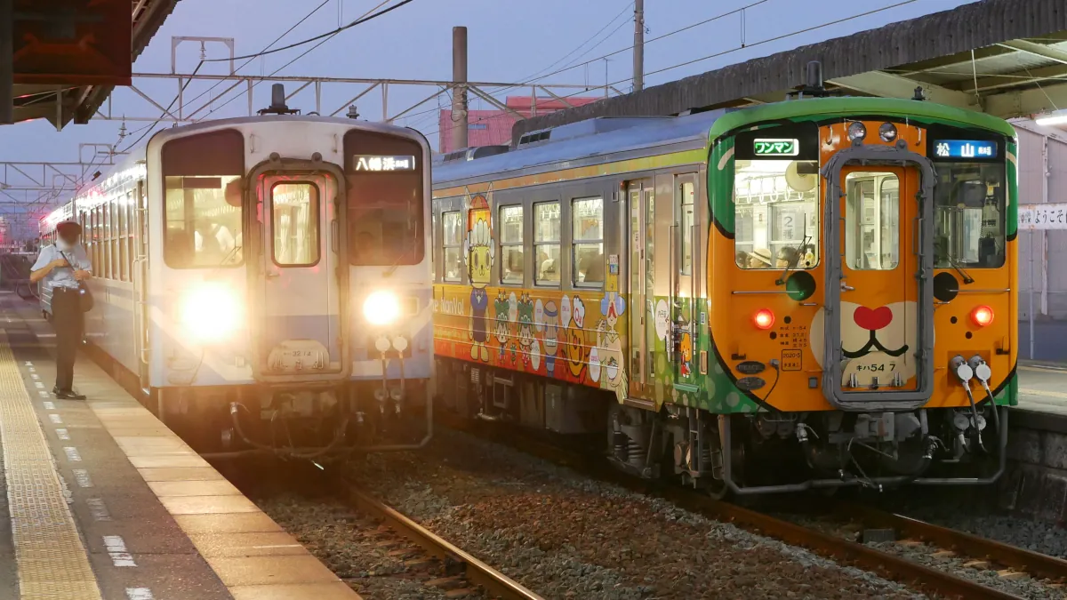 伊予市駅に停車中のキハ32とキハ54