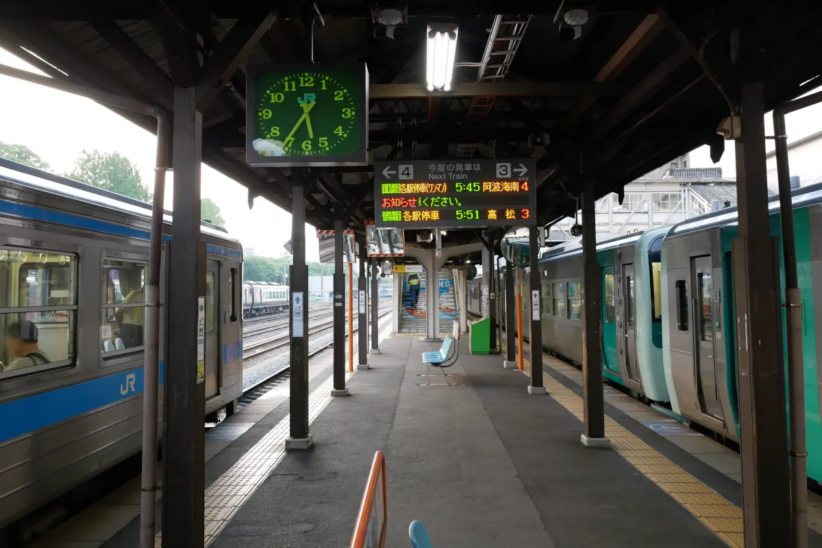徳島駅停車中の普通列車とホーム