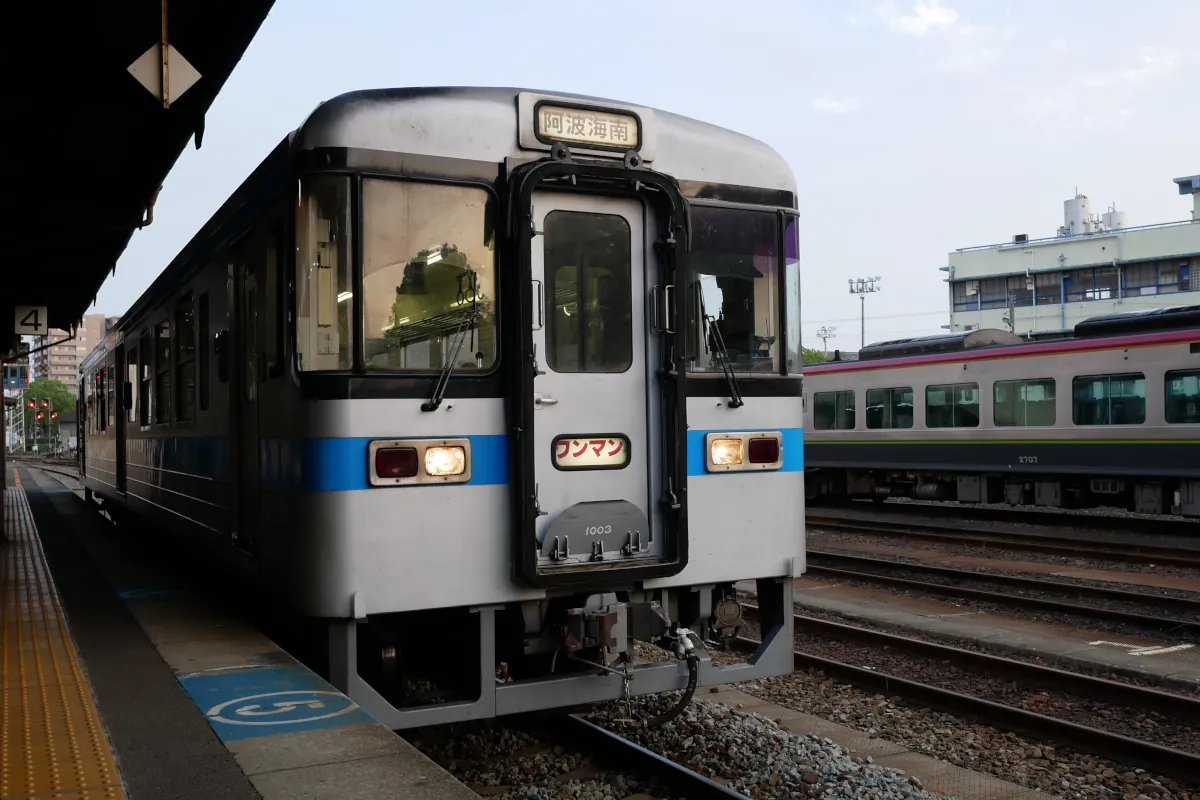 徳島駅4番のりばに停車中の1000形阿波海南行き
