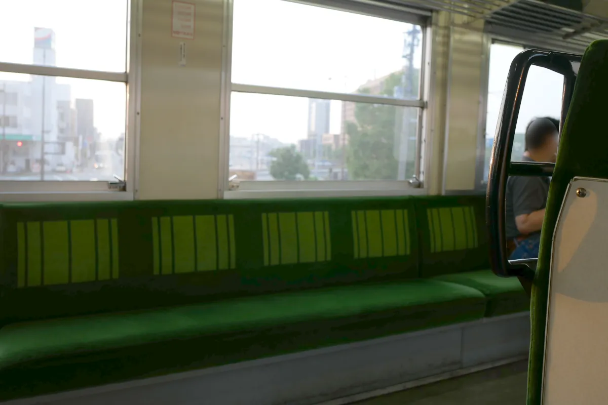 1000形気動車の車内と車窓の徳島の街