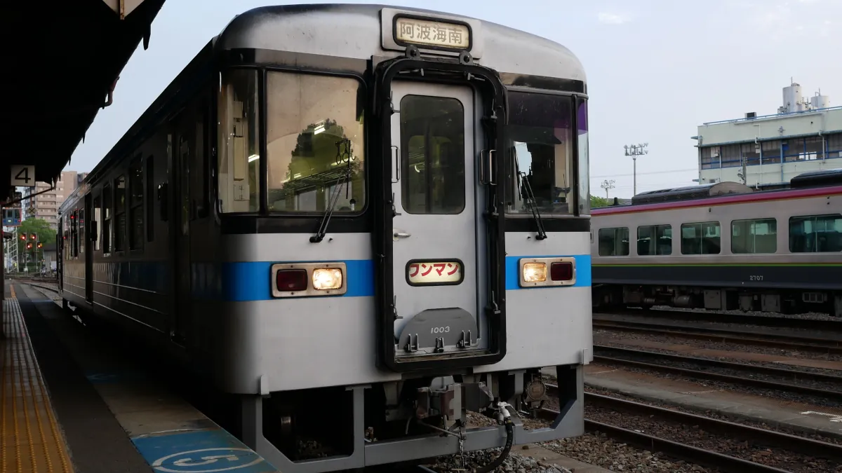 徳島～室戸～高知の旅①のアイキャッチ画像（徳島駅停車中の1000形気動車）