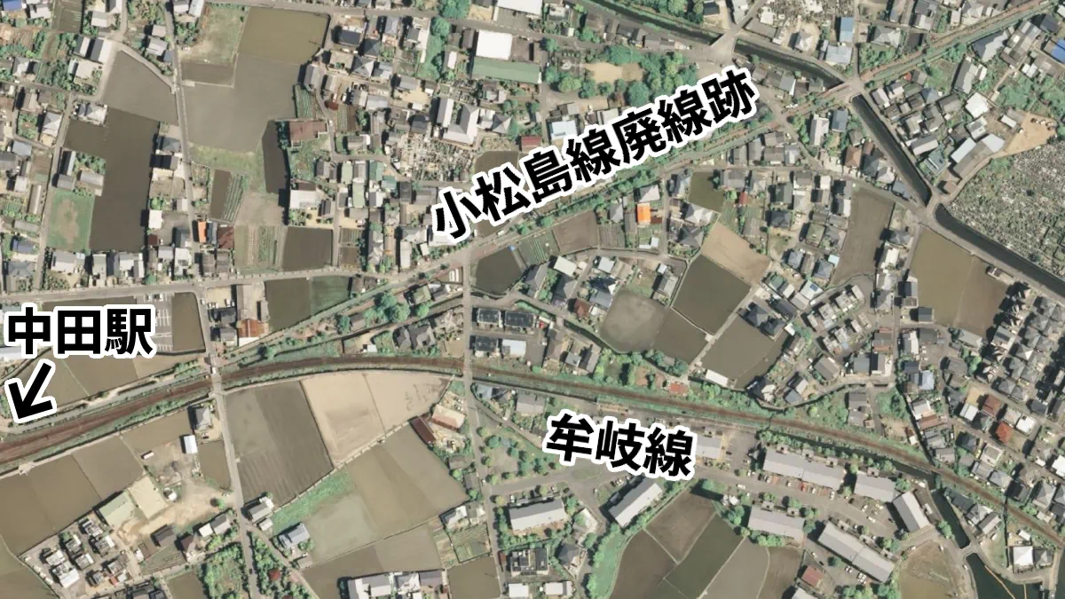 中田駅付近の航空写真。牟岐線と小松島線廃線跡が見える